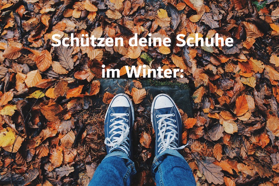 Herbstblätter mit Schuhen drauf um auf wichtige Imprägnierung aufmerksam zu machen